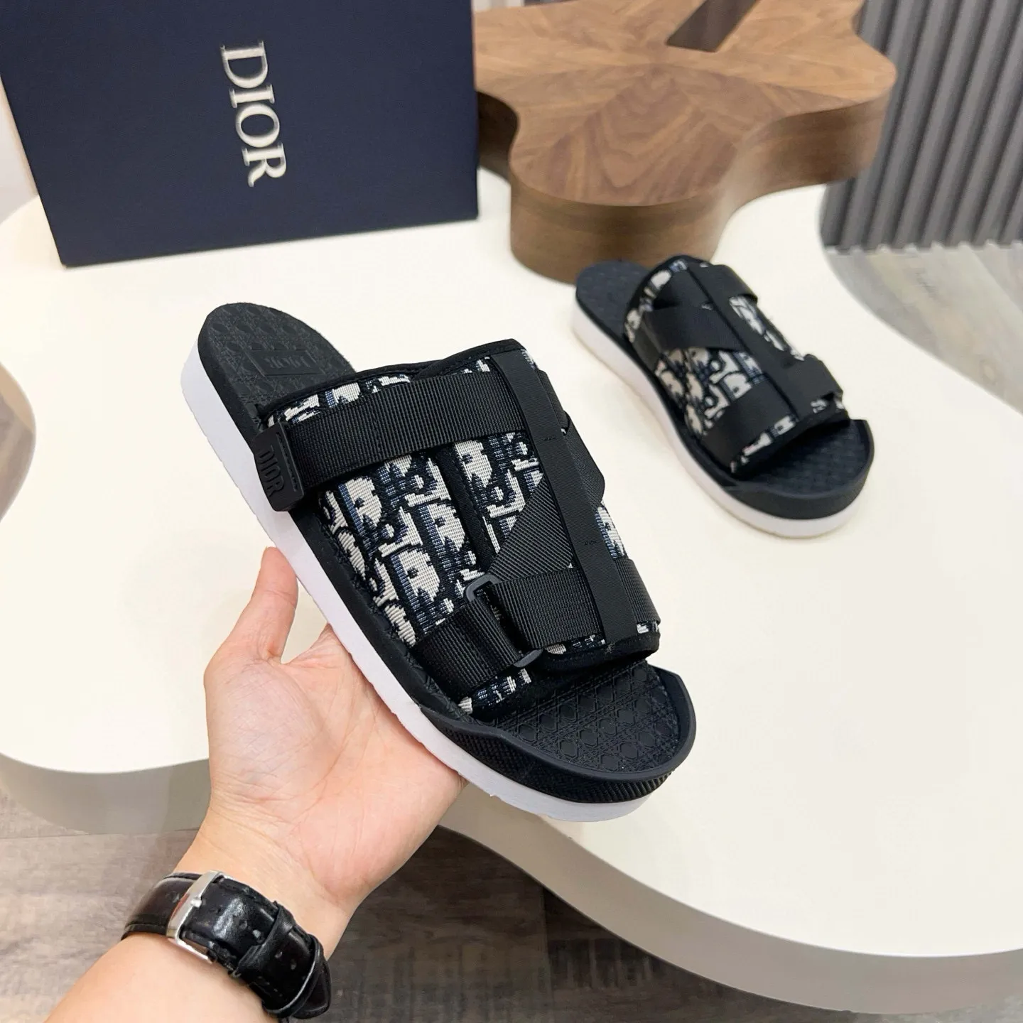 Factory price: 280💰Dior Alias ​​men's leather slippers. This Alias ​​sandal is a new summer product, showing a casual and elegant style. Carefully crafted from grained cow leather and Oblique printed fabric, with cowhide lining! Cross-strap design with metal-clad brass CD Diamond logo. The imported cowhide leather and rubber sole adds sophistication and comfort, while Oblique print-effect anti-slip panels add style. Size: 38-44 (45 customized)
